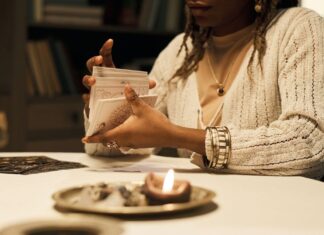 Як перетасувати картки таро: посібник для тарологів -початківців