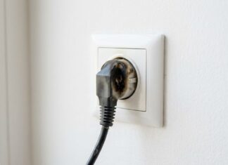 Bezpečnost při letní bouřce: Ochrana vašeho domácího elektrického systému před přepětím blesku